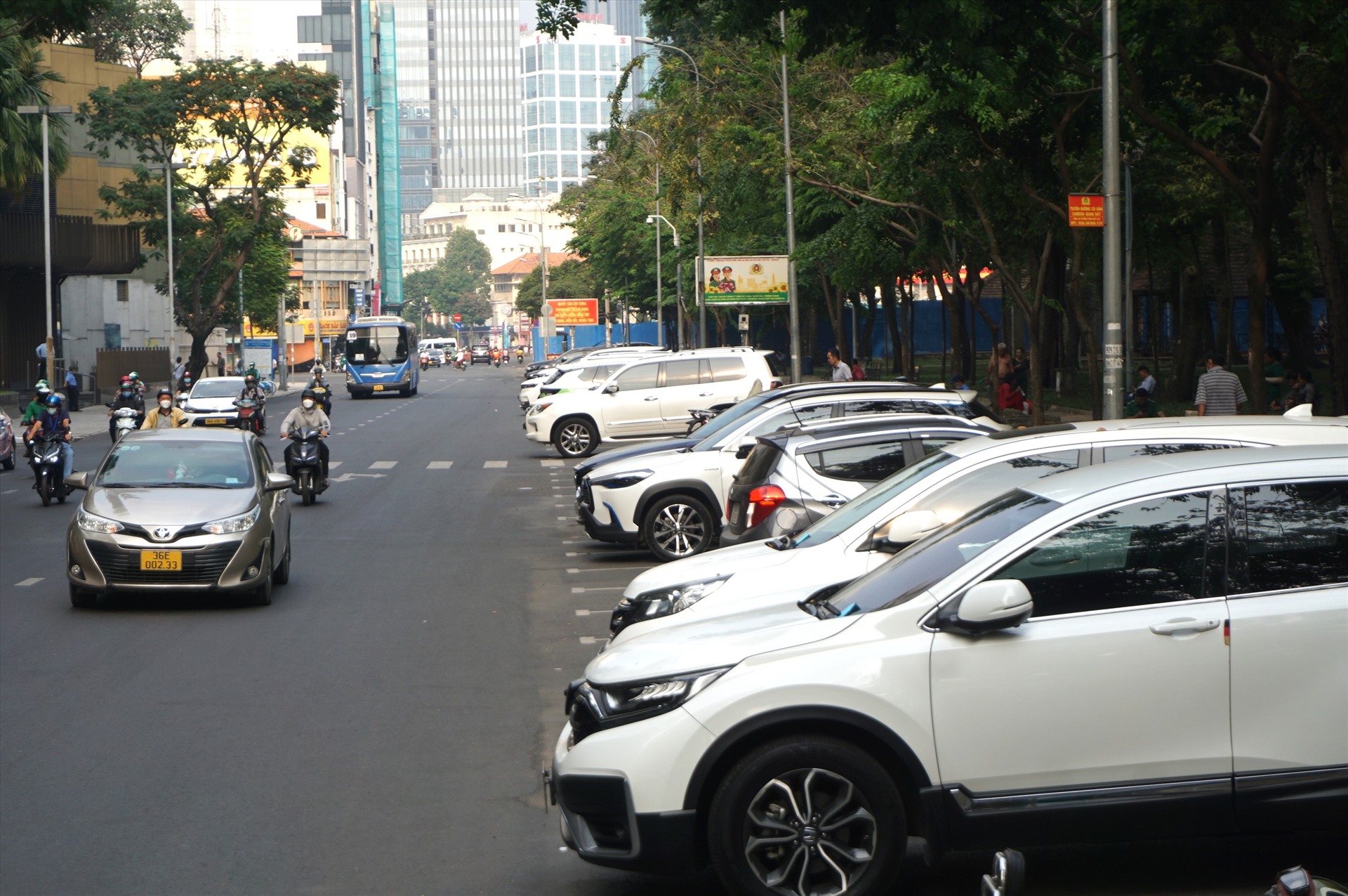 Điểm thu phí đỗ xe ôtô dưới lòng đường Lê Lai (Quận 1) được đề xuất làm bãi đậu xe cao tầng lắp ghép. Ảnh: Minh Quân