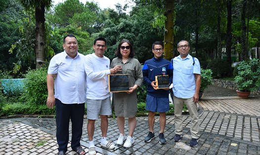 Giám đốc Đặng Trần Cẩm Vân tặng quà Nhân Sâm Đen cho huấn luyện viên Kiatisuk trước trận Hoàng Anh Gia Lai thắng Khánh Hoà 1-0. Ảnh: Hải Vân
