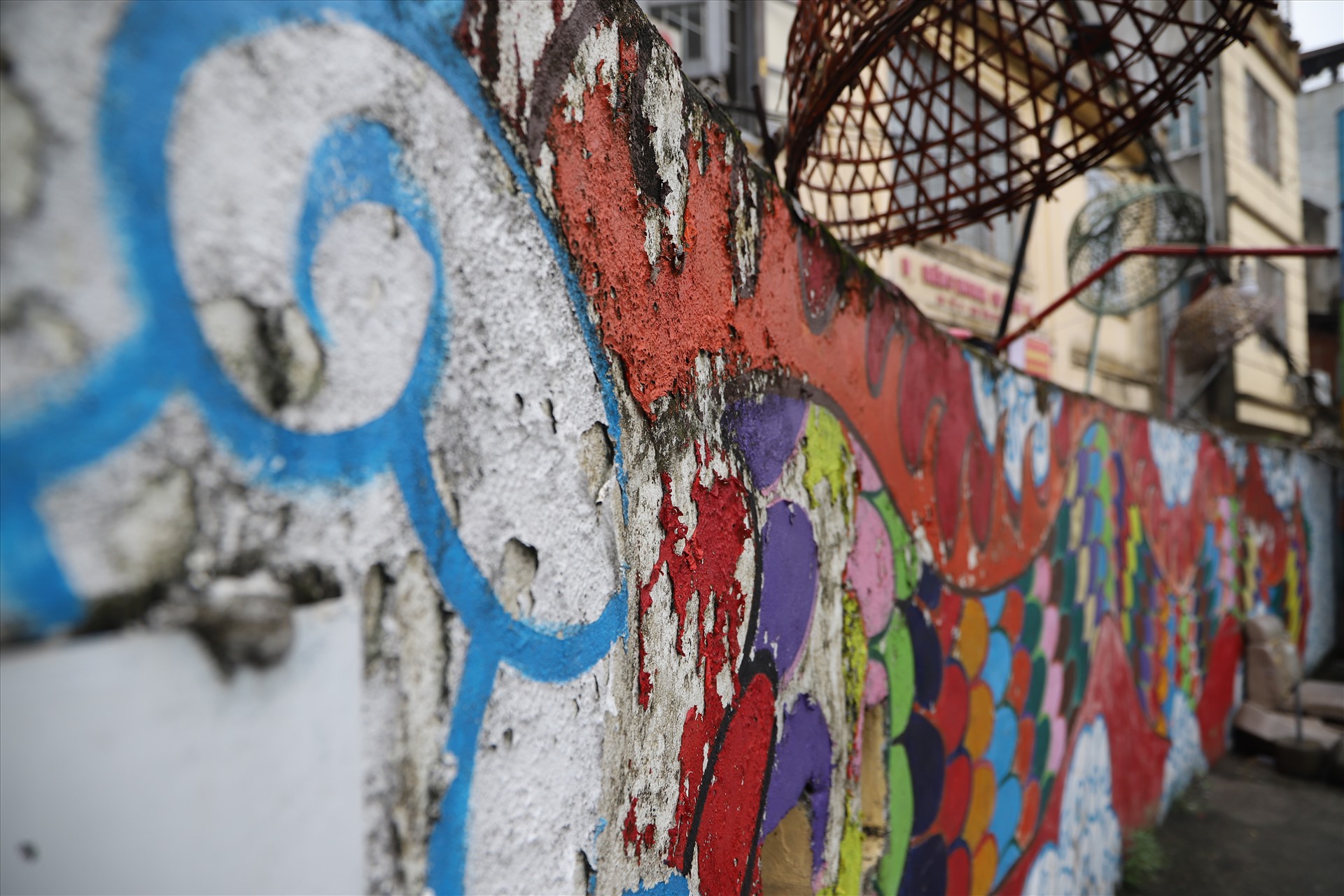 Mảng màu bong tróc trên tác phẩm "Rồng của dòng sông". Ảnh: Vĩnh Hoàng