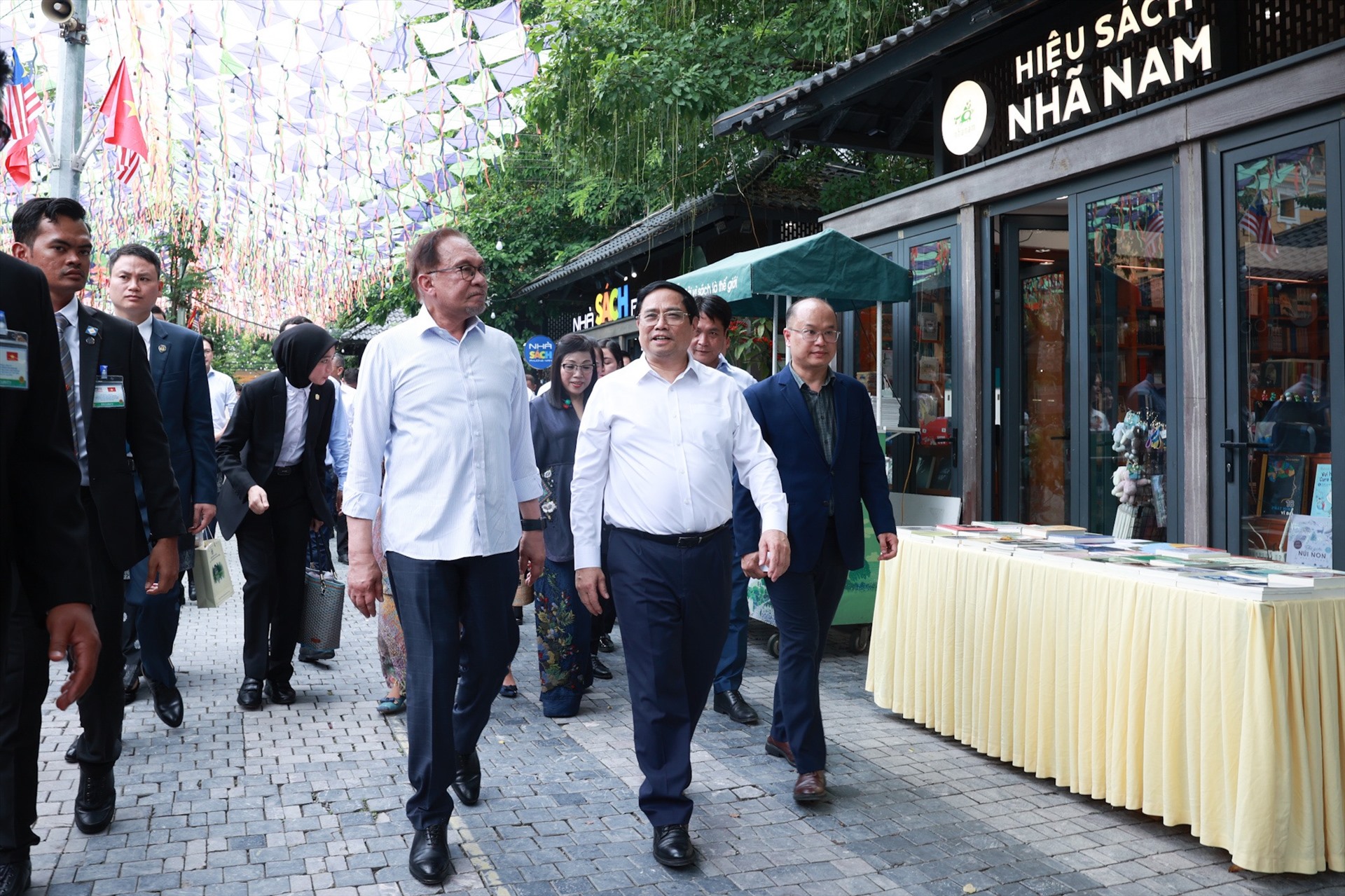 Thủ tướng Chính phủ Phạm Minh Chính giới thiệu Phố Sách với Thủ tướng Malaysia Anwar Ibrahim. Ảnh: Hải Nguyễn