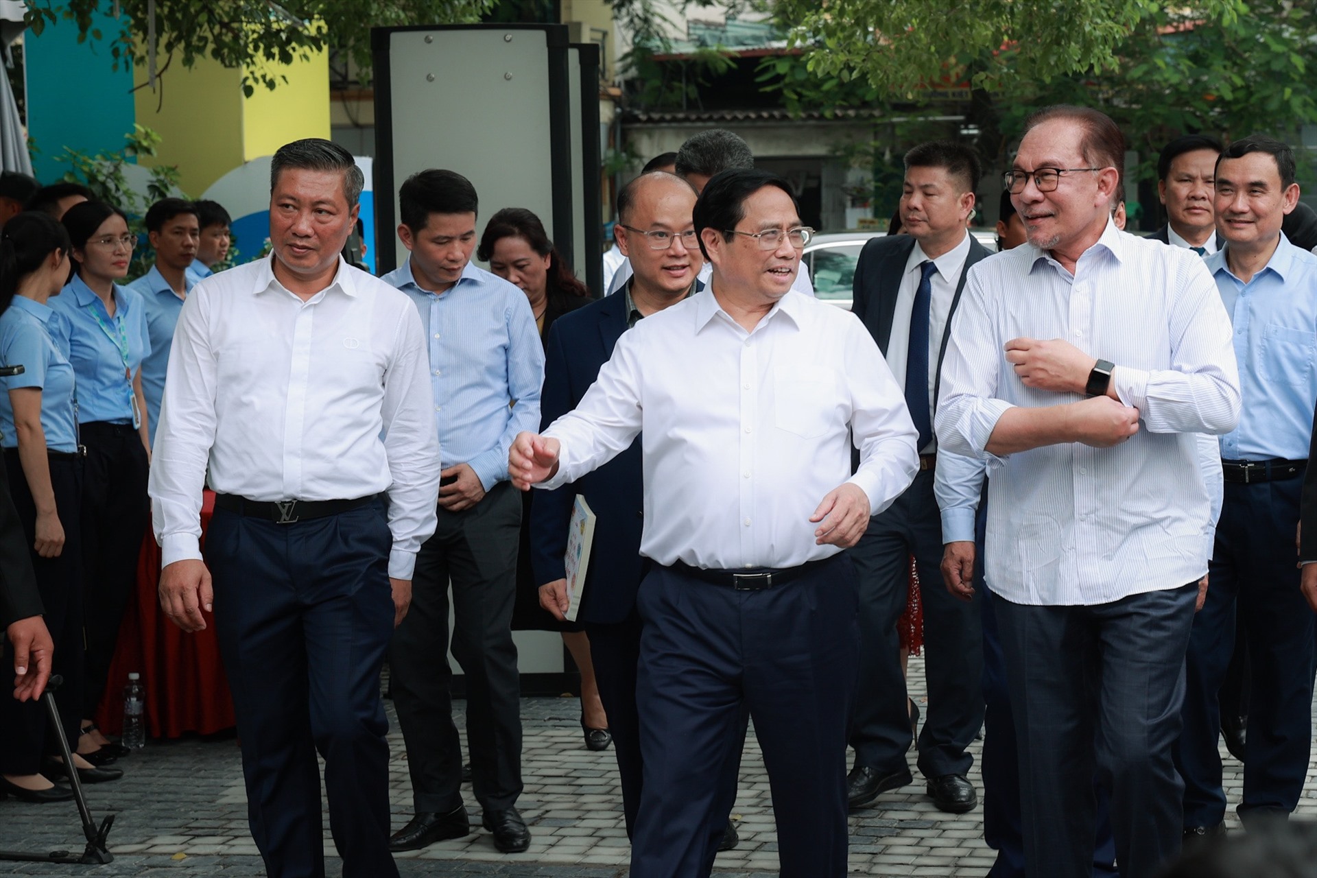 Thủ tướng Phạm Minh Chính giới thiệu với Thủ tướng Anwar Ibrahim về Phố Sách. Ảnh: Hải Nguyễn