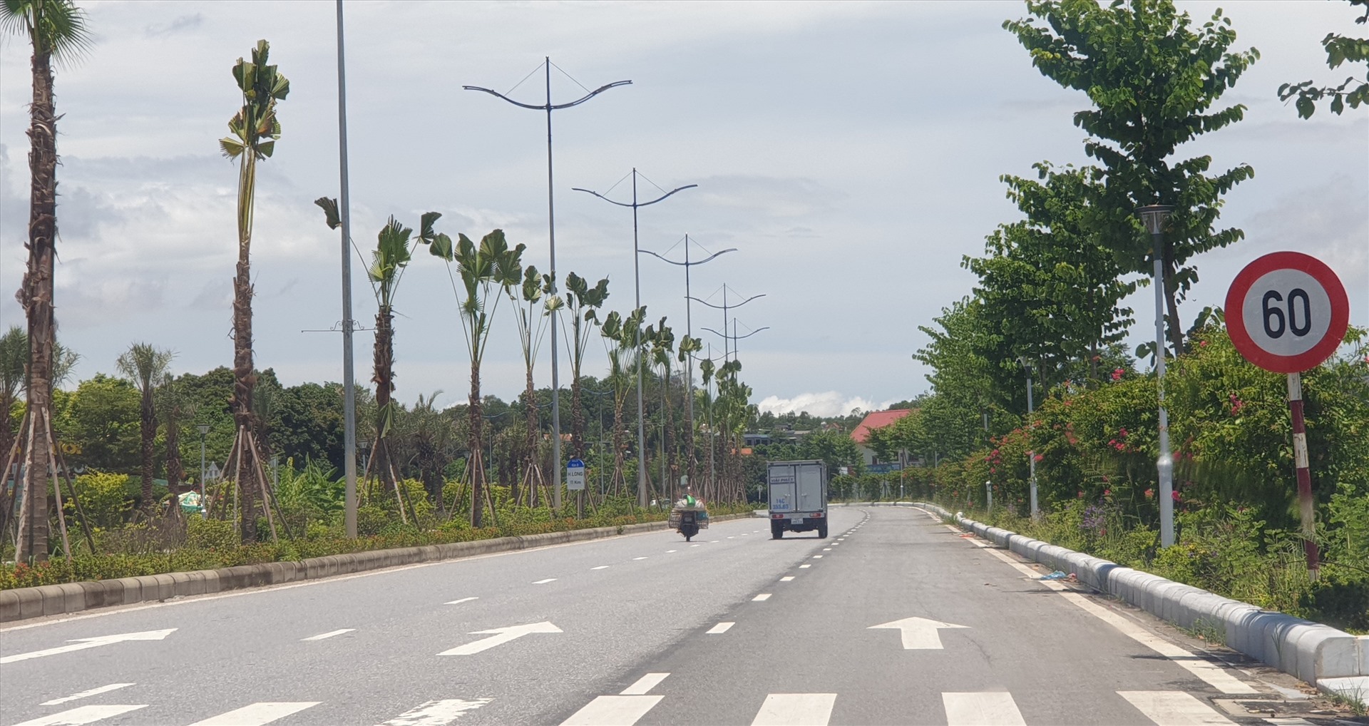 Các biển báo tốc độ 60km/h vẫn được giữ nguyên ở 2 đầu tuyến đường ven biển Hạ Long - Cẩm Phả do nằm trong khu vực đông dân cư. Ảnh: Nguyễn Hùng