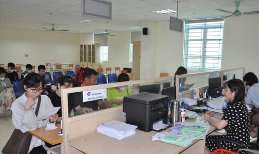Người lao động mất việc chờ làm thủ tục hưởng trợ cấp thất nghiệp tại Trung tâm Dịch vụ việc làm tỉnh Bắc Giang. Ảnh: Quế Chi
