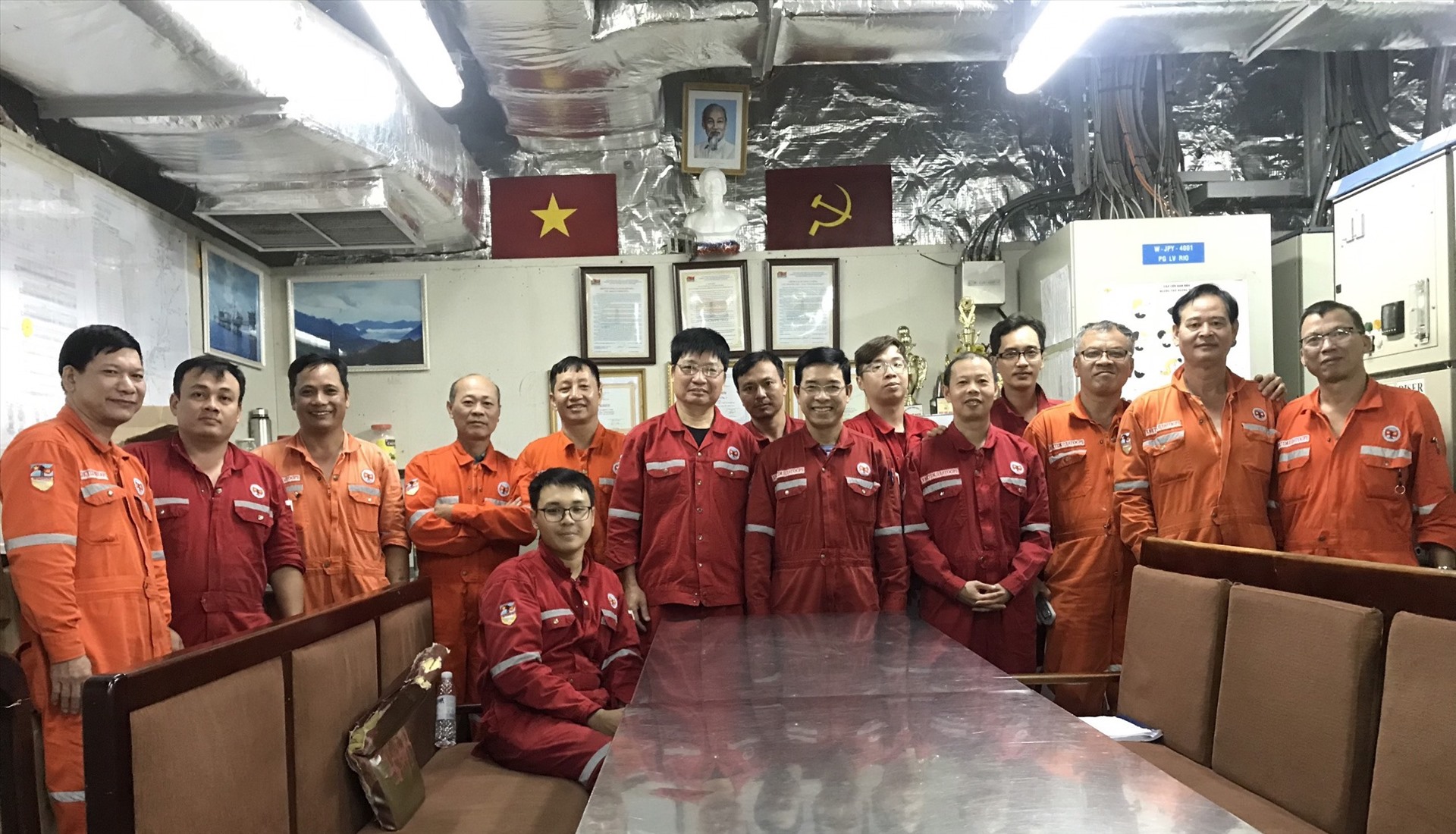 Anh Bùi Tiến Dũng (hàng trên, thứ 5 từ phải sang) cùng các đồng nghiệp trên giàn. Ảnh: NVCC
