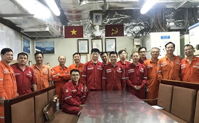 Anh Bùi Tiến Dũng (hàng trên, thứ 5 từ phải sang) cùng các đồng nghiệp trên giàn. Ảnh: NVCC