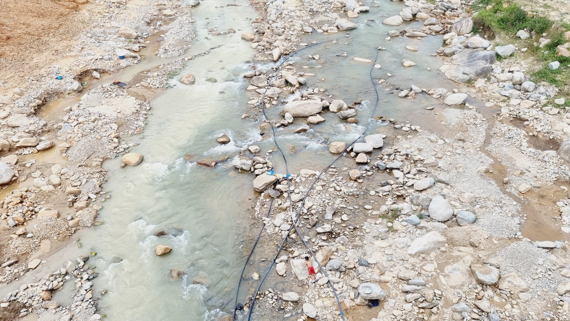 Phía hạ nguồn con suối Dak Mi, nhiều hộ dân vùng cao lo ngại khi tiếp xúc với nguồn nước thải từ mỏ vàng. Ảnh Hoàng Bin