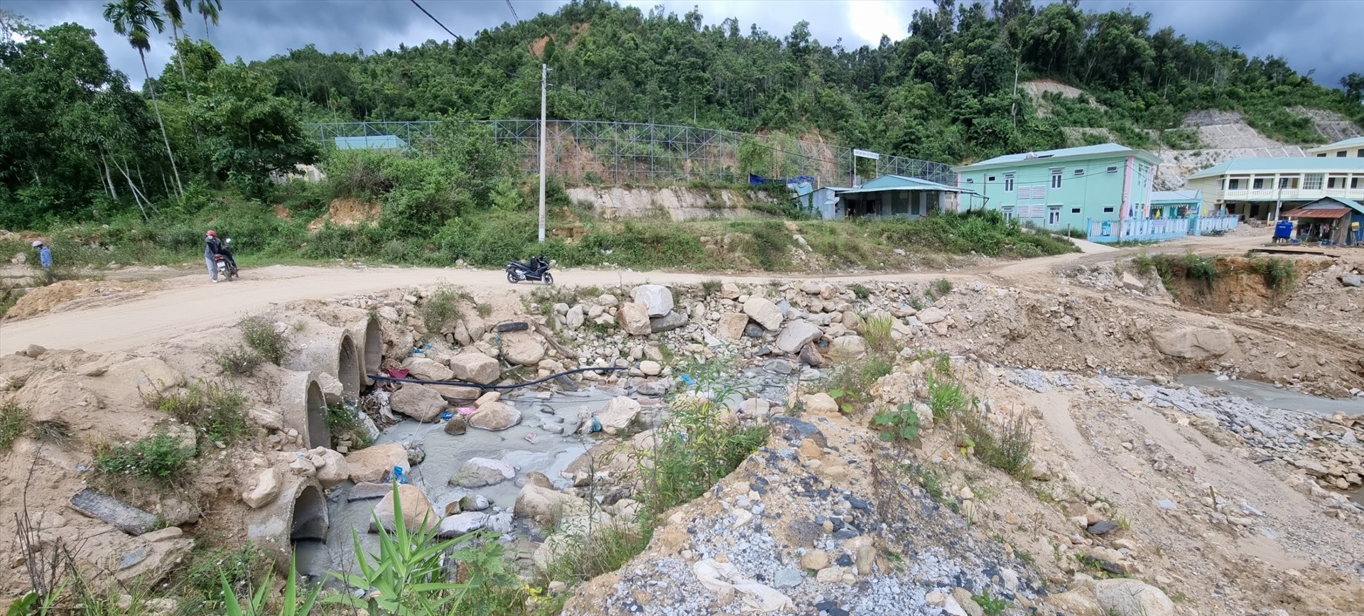 Nước thải từ hoạt động mỏ vàng theo con suối chảy qua ruộng vườn, khu dân cư, trường học và UBND xã Phước Thành nhưng khi phóng viên đề cập thì địa phương mới cho kiểm tra lại. Ảnh Hoàng Bin.