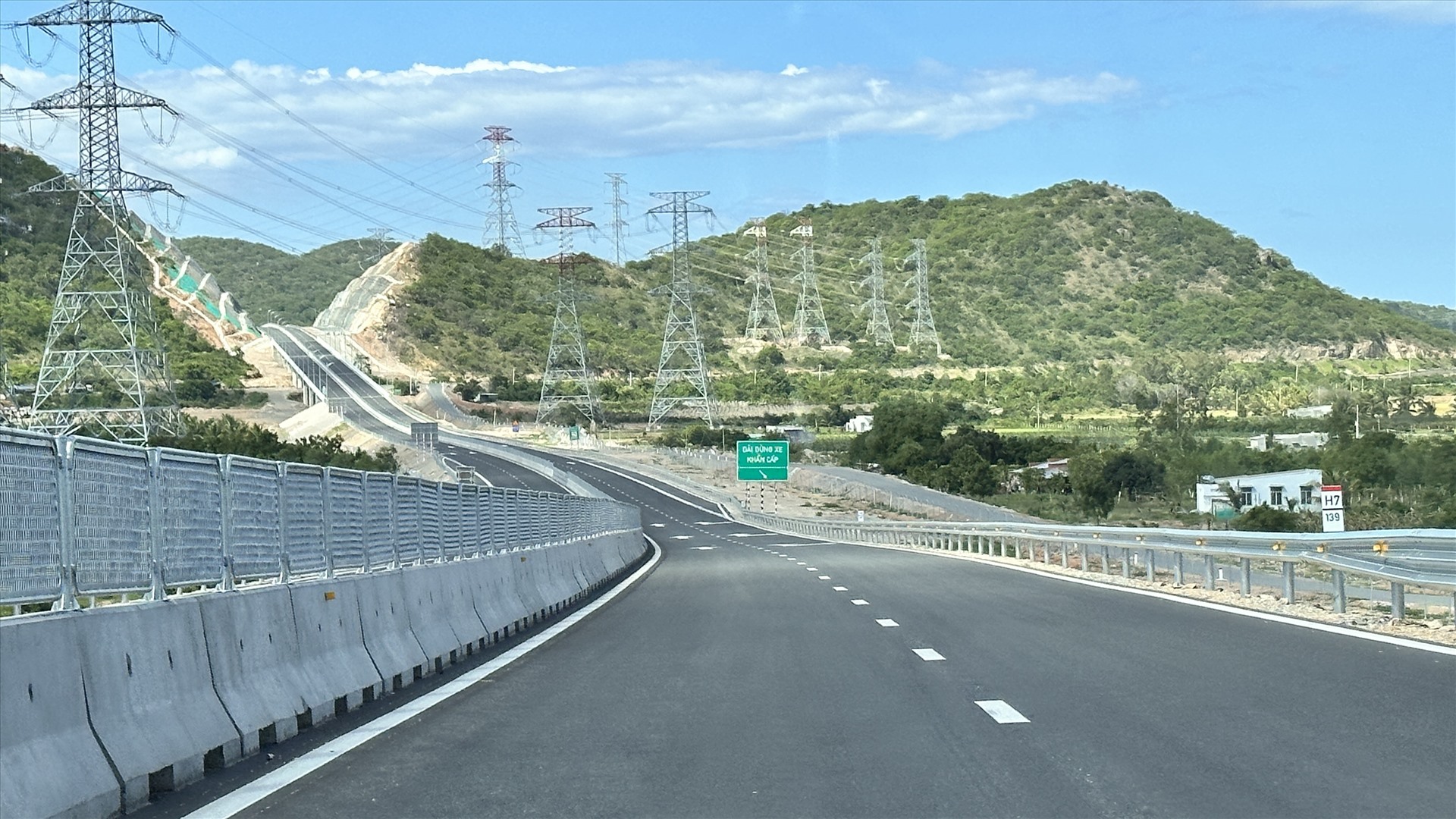 Cao tốc Vĩnh Hảo - Phan Thiết đoạn qua huyện Hàm Thuận Bắc, Bình Thuận. Ảnh: Duy Tuấn