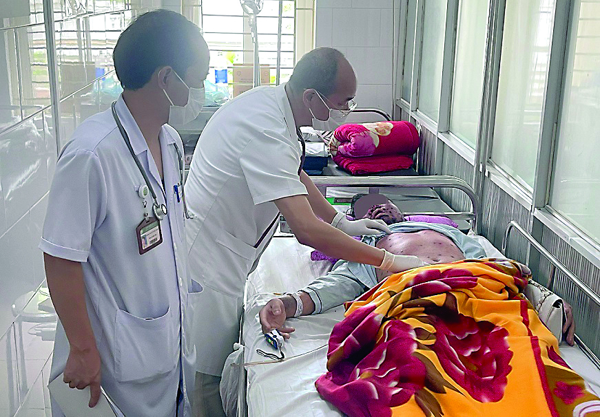 PGS.TS.BS Đỗ Duy Cường thăm khám cho bệnh nhân thủy đậu đang điều trị tại Trung tâm Bệnh Nhiệt đới. Ảnh: Thành Dương