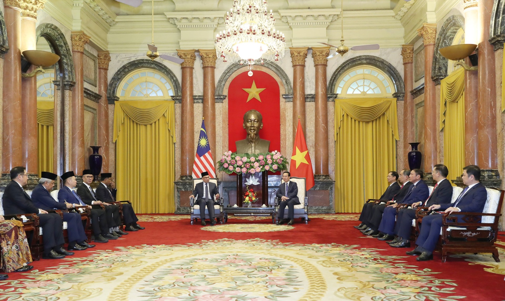 Trong chuyến thăm Việt Nam, Thủ tướng Malaysia Anwar Ibrahim cảm ơn sự đón tiếp trọng thị và nồng hậu phía Việt Nam dành cho đoàn đồng thời đánh giá cao những thành tựu to lớn Việt Nam đạt được trong quá trình phục hồi và phát triển kinh tế - xã hội sau đại dịch COVID-19. Ảnh: TTXVN