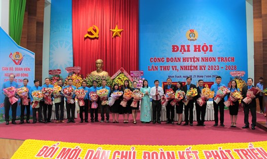 Lãnh đạo LĐLĐ tỉnh và huyện Nhơn Trạch tặng hoa chúc mừng Ban chấp hành LĐLĐ huyện khóa VI ra mắt tại đại hội. Ảnh: Xuân Mai