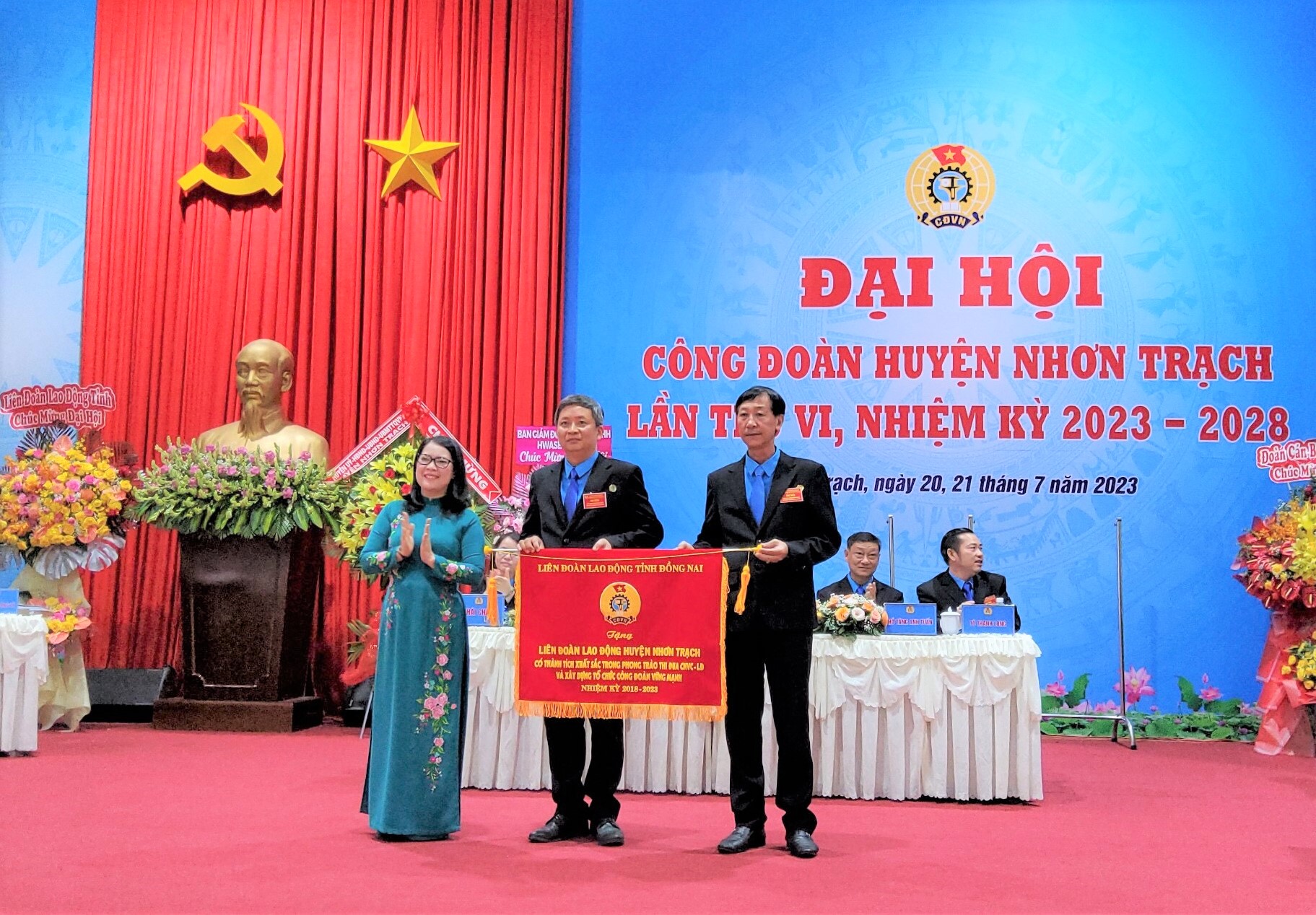 Chủ tịch LĐLĐ tỉnh Nguyễn Thị Như Ý trao tặng bức trướng cho Công đoàn huyện Nhơn Trạch. Ảnh: Xuân Mai