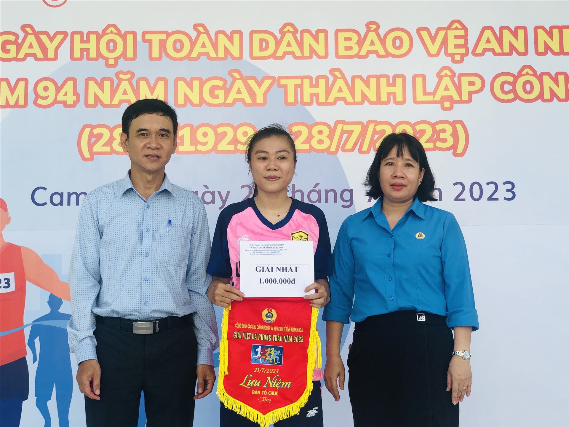 Ban tổ chức trao giải nhất cho nữ vận động viên ở cự ly 1.500m. Ảnh: Phương Linh