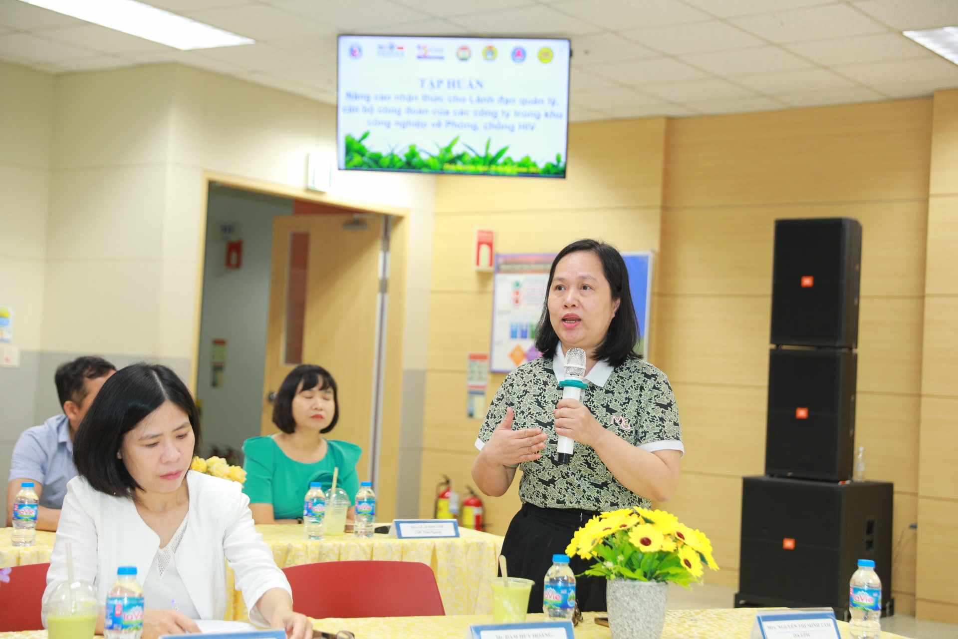 Đẩy mạnh tuyên truyền phòng, chống HIV/AIDS trong công nhân lao động. Ảnh: Minh Hạnh 