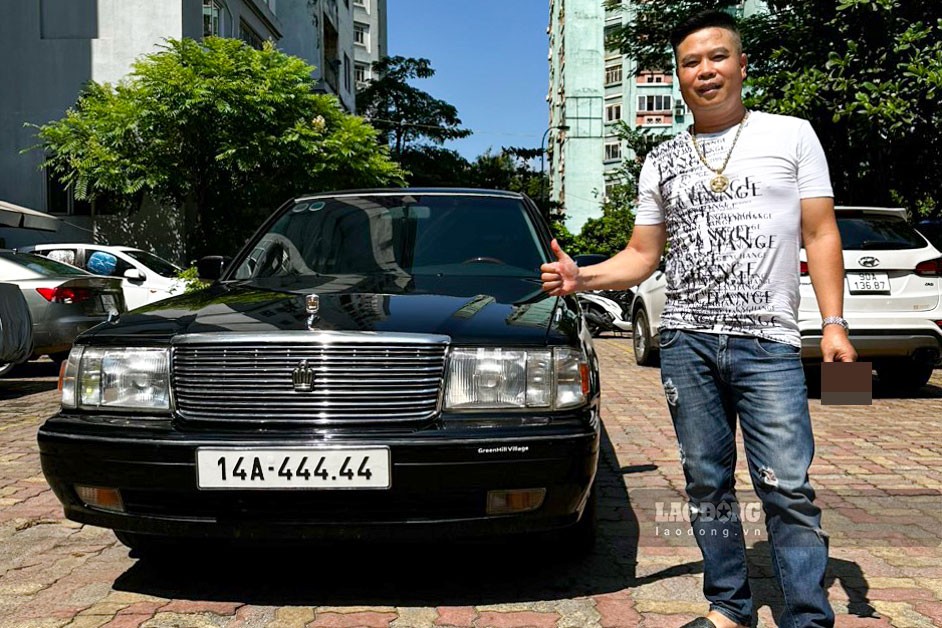Anh Vinh hào hứng chụp ảnh kỷ niệm với chiếc xe ôtô sở hữu biển số “khủng“.