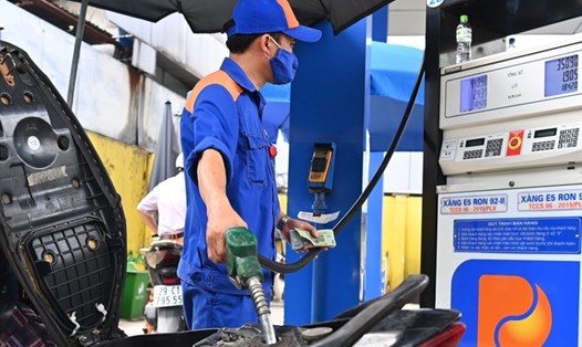 Giá xăng dầu dự báo khó tăng mạnh từ giờ đến cuối năm. Ảnh: Petrolimex