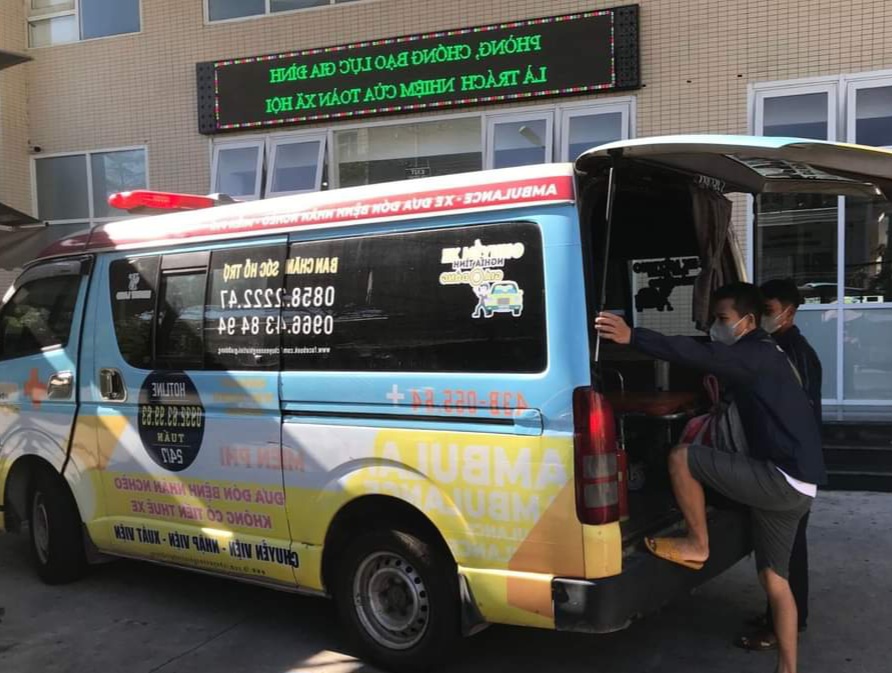 Những chuyến xe cấp cứu miễn phí tại Đà Nẵng đưa bệnh nhân đi khám bệnh. Ảnh: Bệnh viện Đà Nẵng