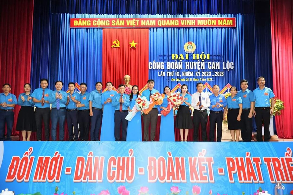 Ban Chấp hành Công đoàn huyện Can Lộc nhiệm kỳ 2023 - 2028 ra mắt nhận nhiệm vụ. Ảnh: Công Đoàn.