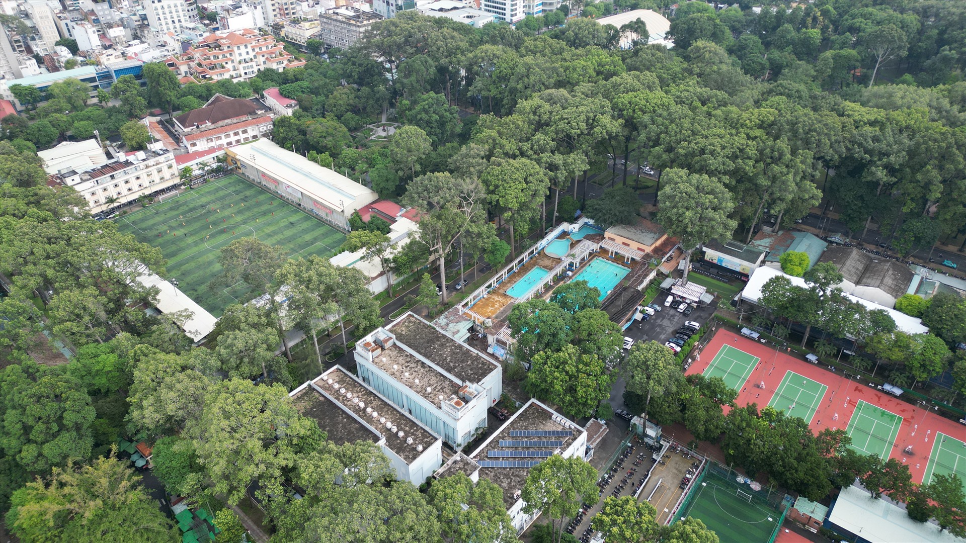 Tình trạng đình trệ cũng xảy ra tại 2 dự án bãi đậu xe ngầm ở sân vận động sân bóng đá Tao Đàn.