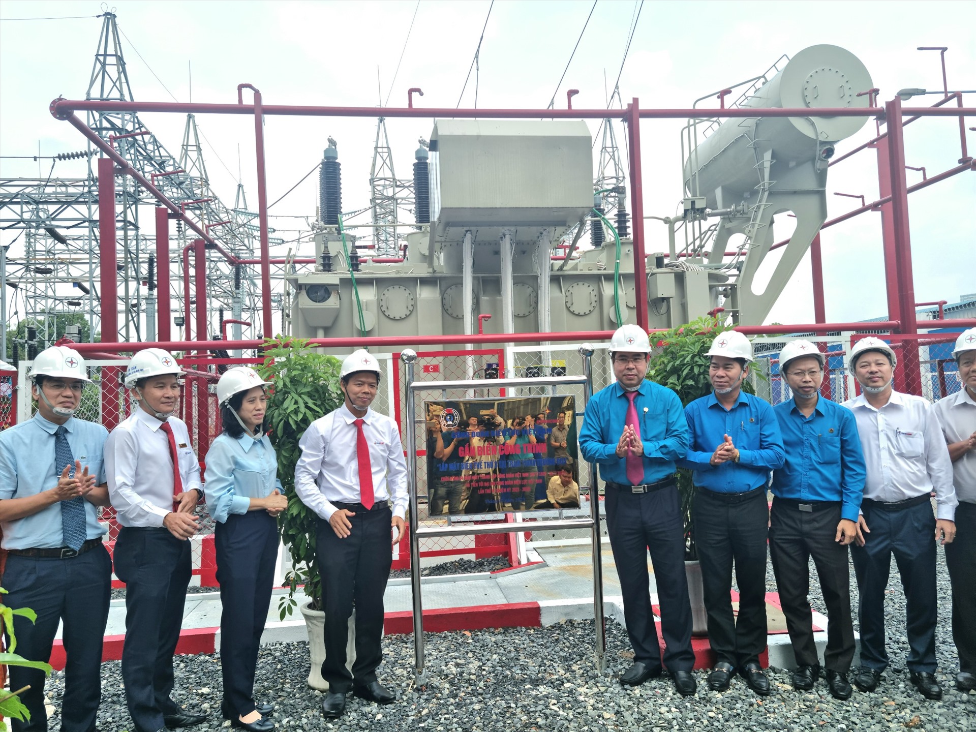 Đại diện Công đoàn Điện lực Việt Nam và Công đoàn EVNHCMC làm nghi lễ gắn biển công trình. Ảnh: Nam Dương