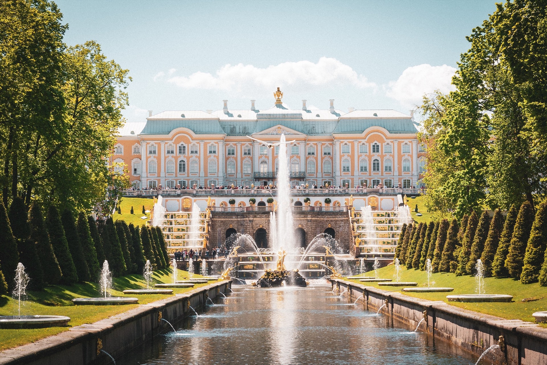 Quần thể Bảo tàng Peterhof rộng lớn là một trong những điểm du lịch nổi tiếng tại St. Petersburg, Nga. Ảnh: Dimitry B/Unsplash