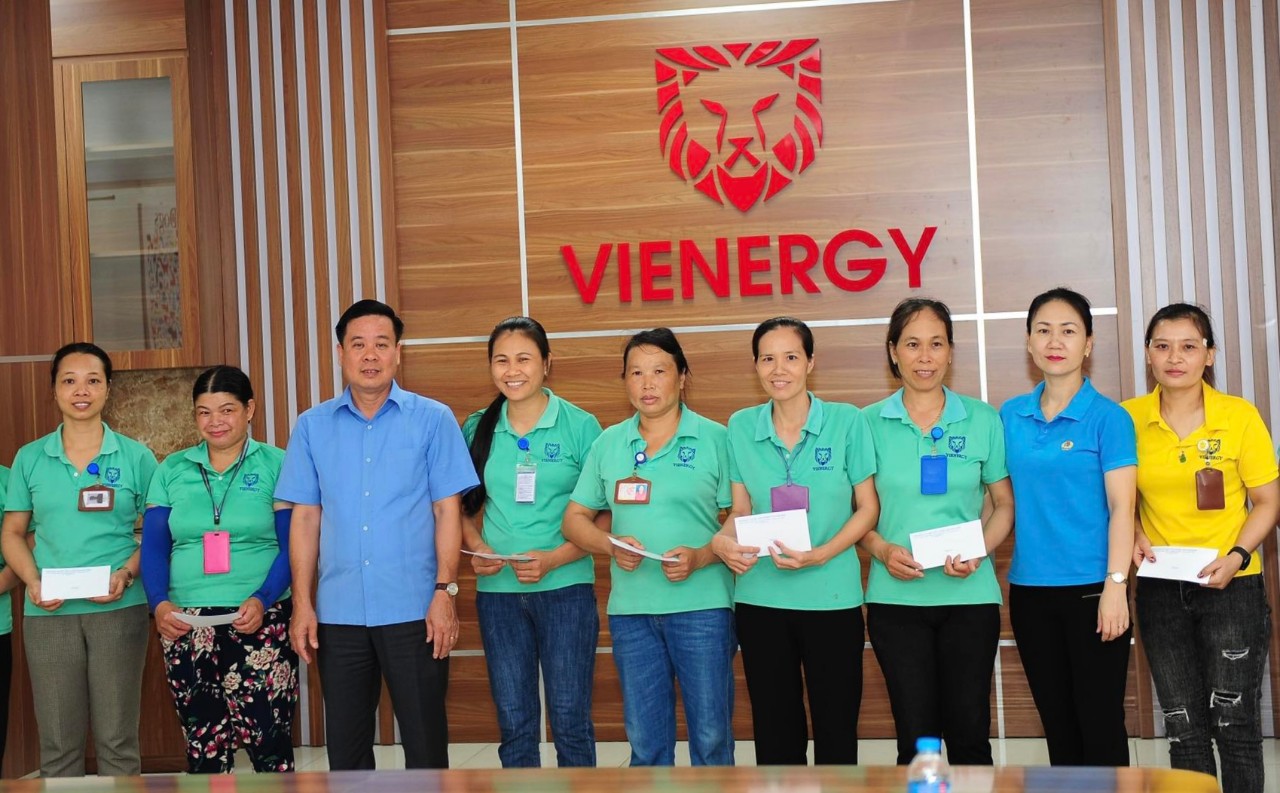Đại diện lãnh đạo LĐLĐ tỉnh Ninh Bình trao quà cho đoàn viên, CNLĐ tại Công ty TNHH Vienergy (Khu công nghiệp Phúc Sơn, thành phố Ninh Bình). Ảnh: Diệu Anh