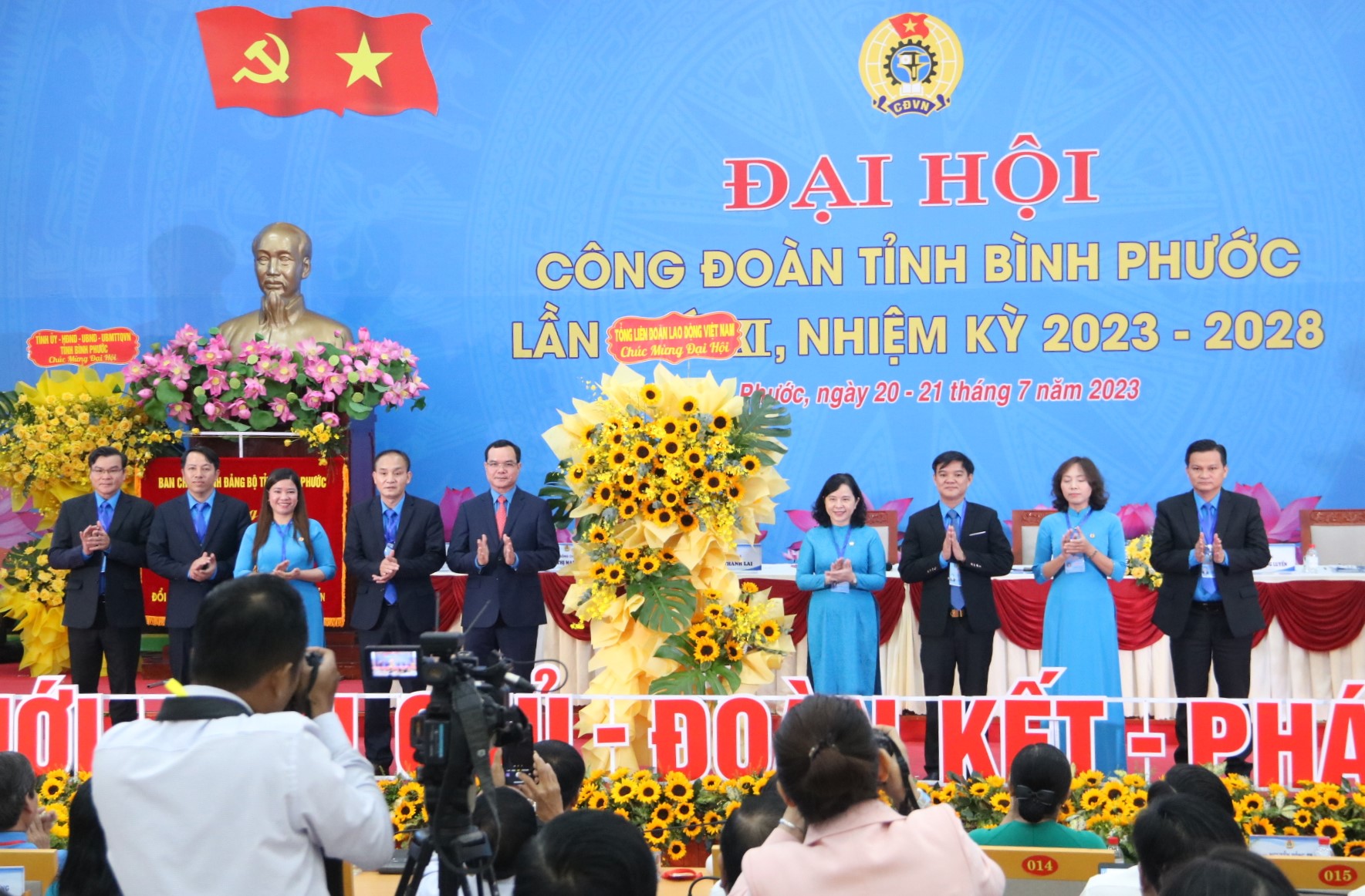 Tổng LĐLĐ Việt Nam tặng hoa chúc mừng đại hội. Ảnh: Đình Trọng