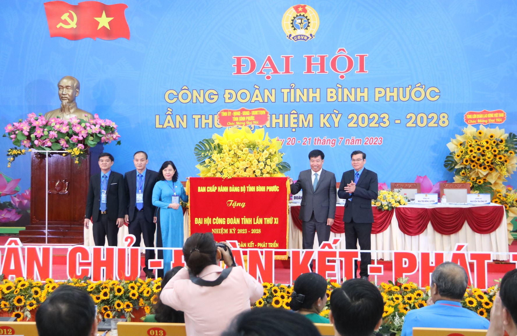 BCH Đảng Bộ tỉnh Bình Phước tặng bức trướng cho LĐLĐ tỉnh Bình Phước. Ảnh: Đình Trọng
