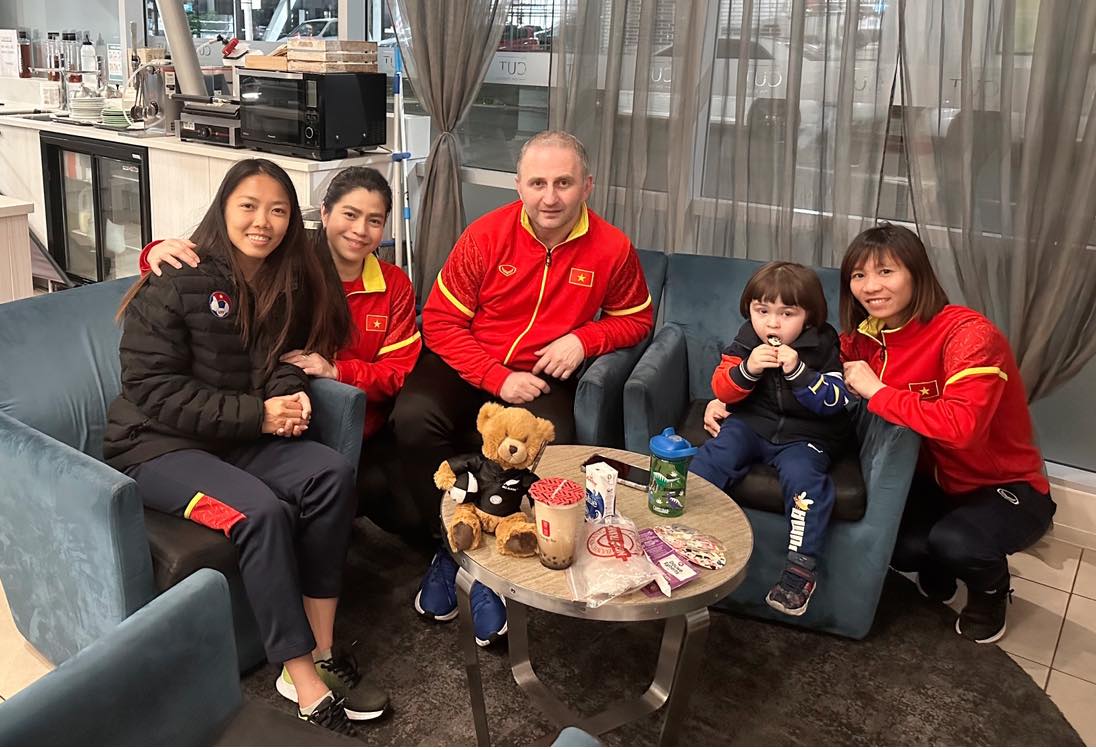 Gia đình chị Annie Ha chụp ảnh lưu niệm cùng các cầu thủ đội tuyển nữ Việt Nam ở sân bay tại Auckland. Ảnh: Nhân vật cung cấp