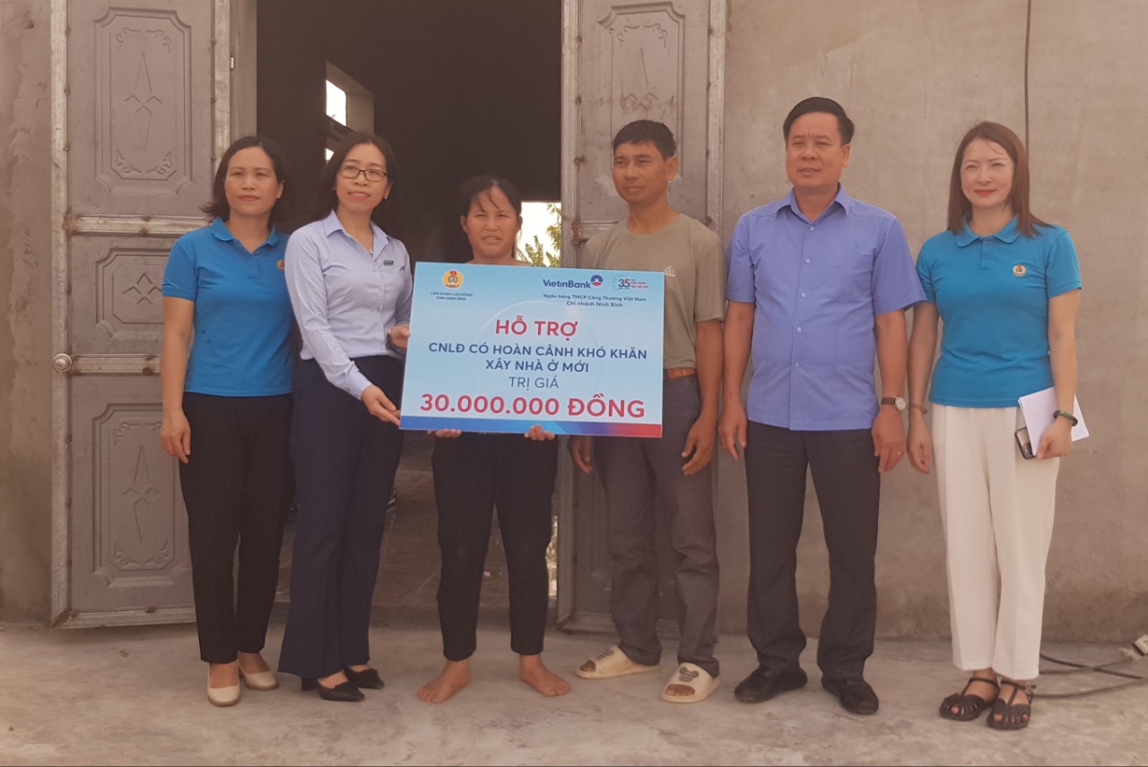 Đại dienj lãnh đạo LĐLĐ tỉnh Ninh Bình trao tiền hỗ trợ cho gia đình chị Nguyễn Thị Mận. Ảnh: Diệu Anh