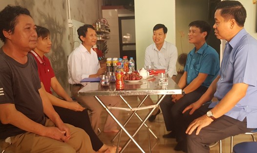 Đại diện lãnh đạo LĐLĐ tỉnh Ninh Bình thăm hỏi và trao tiền hỗ trợ cho gia đình chị Đinh Thị Ngà, (xã Yên Nhân, huyện Yên Mô, Ninh Bình). Ảnh: Diệu Anh