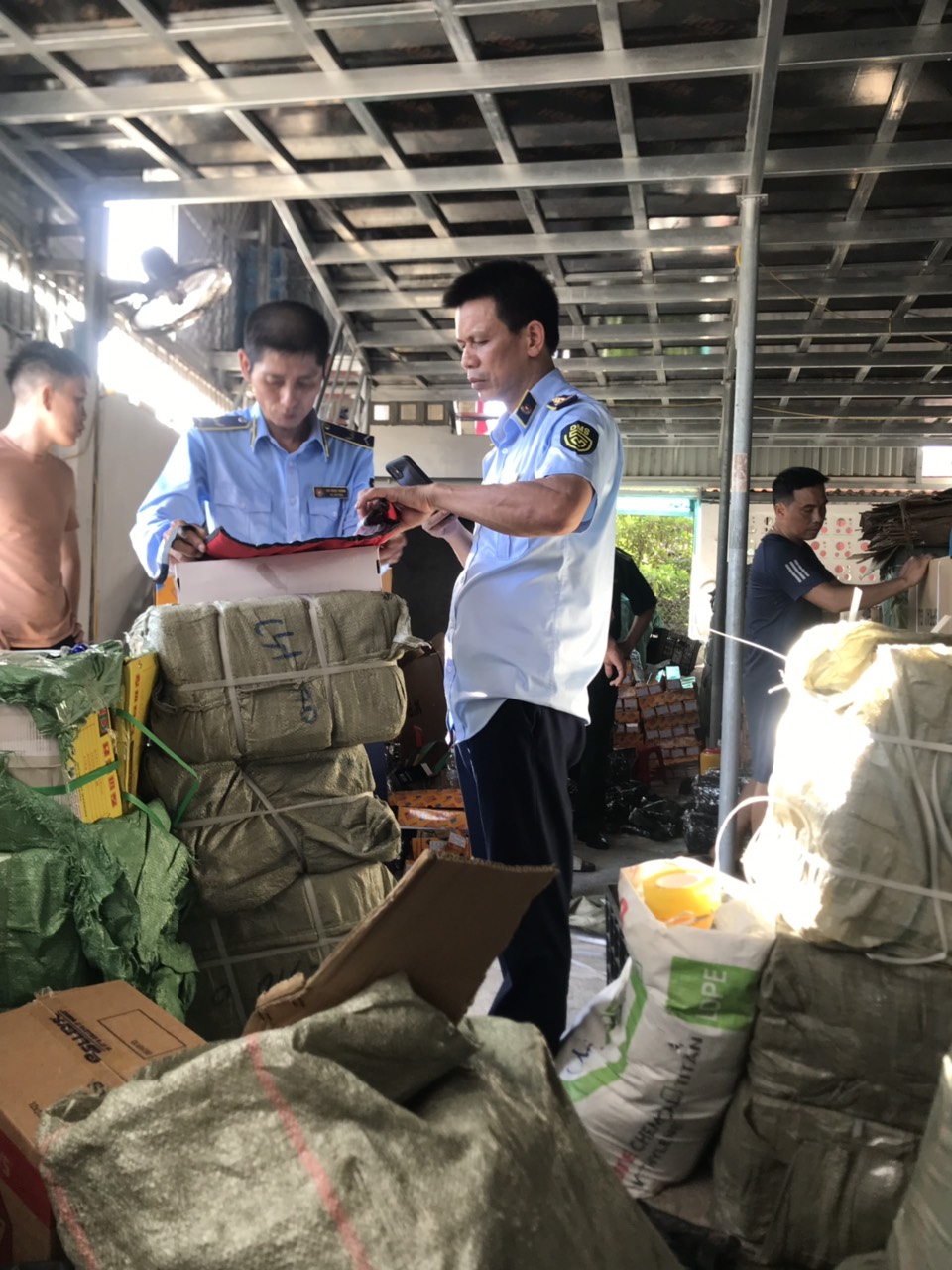 Cơ quan chức năng kiểm tra kho hàng của ông P.V.L. Ảnh: Cục QLTT Thái Bình