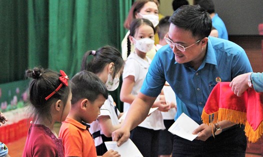 Ông Lữ Trọng Phương - Chủ tịch LĐLĐ quận Hải Châu tặng quà cho con CNLĐ có hoàn cảnh khó khăn vươn lên trong học tập. Ảnh: Tường Minh