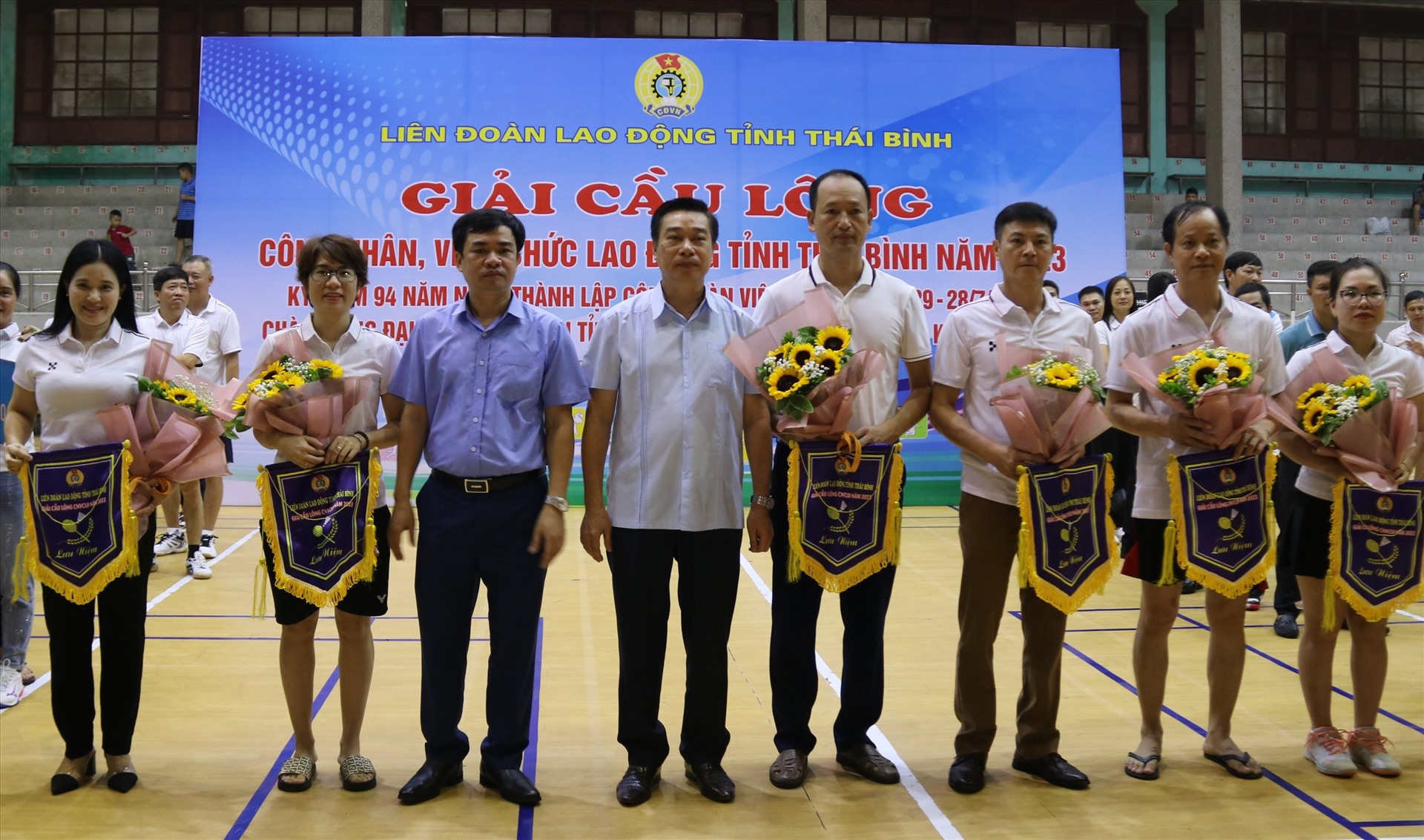 Lãnh đạo Ban Dân vận Tỉnh ủy và LĐLĐ tỉnh Thái Bình trao hoa và cờ lưu niệm cho các đơn vị tham gia giải. Ảnh: Bá Mạnh