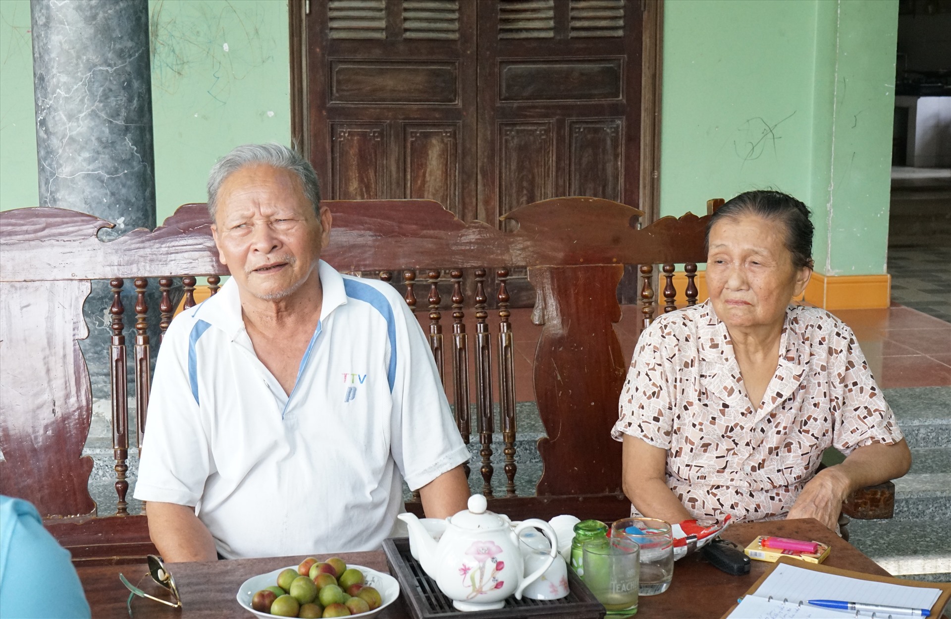 Người thương binh nặng Đặng Ngọc Vinh và vợ là bà Nguyễn Thị Tơ kể về hành trình đi xin cấp đổi sổ đỏ. Ảnh: Quách Du