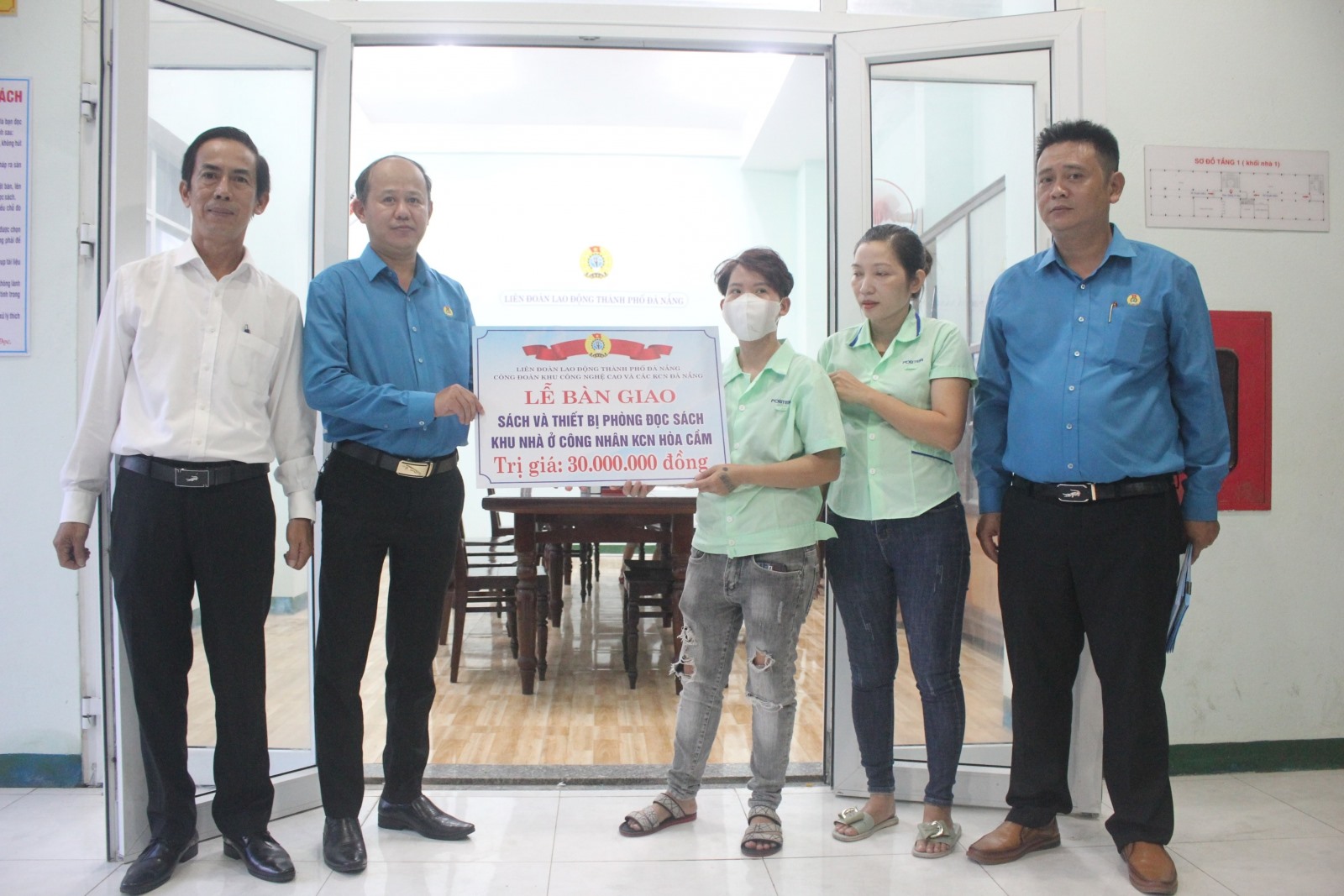 Công đoàn Khu công nghệ cao và các khu công nghiệp Đà Nẵng khai trương phòng đọc sách cho công nhân lao động. Ảnh: Nguyên Linh