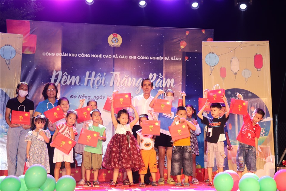 Công đoàn Khu CNC&CKCN Đà Nẵng trao quà cho các em thiếu nhi nhân dịp Trung thu. Ảnh: Nguyễn Linh