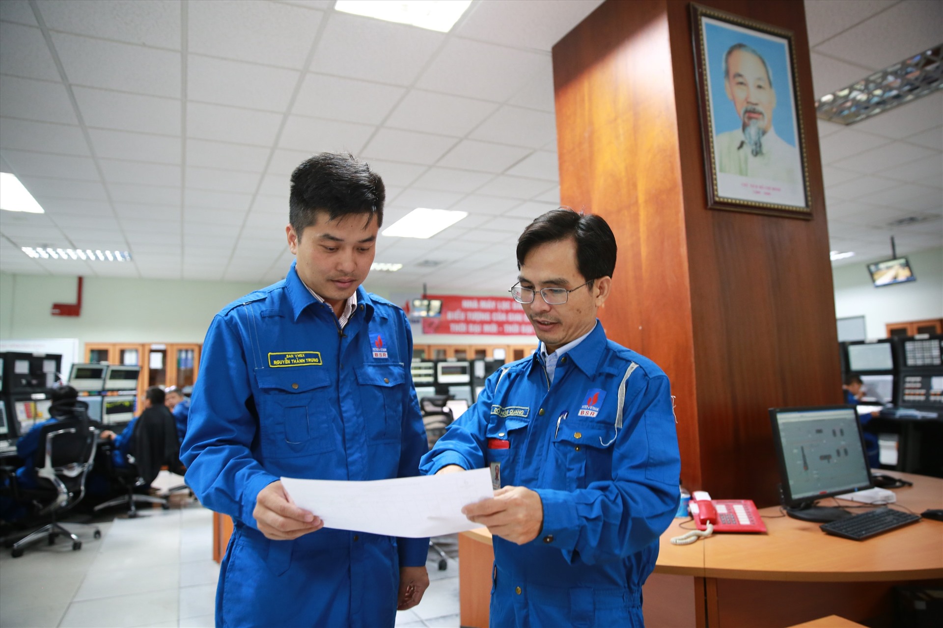 Anh Quang (bên phải) luôn giúp đỡ để đồng nghiệp cùng có tay nghề cao. Ảnh: NVCC