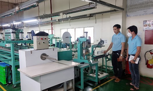 Anh Nguyễn Đăng Kiên cùng lãnh đạo kiểm tra các thiết bị được áp dụng thực tế tại công ty. Ảnh: Hoàng Lộc