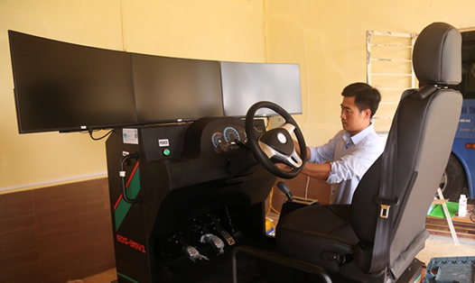 Lắp đặt cabin sát hạch lái xe tại trường Trung cấp nghề Hà Tĩnh. Ảnh: TUẤN HIẾU