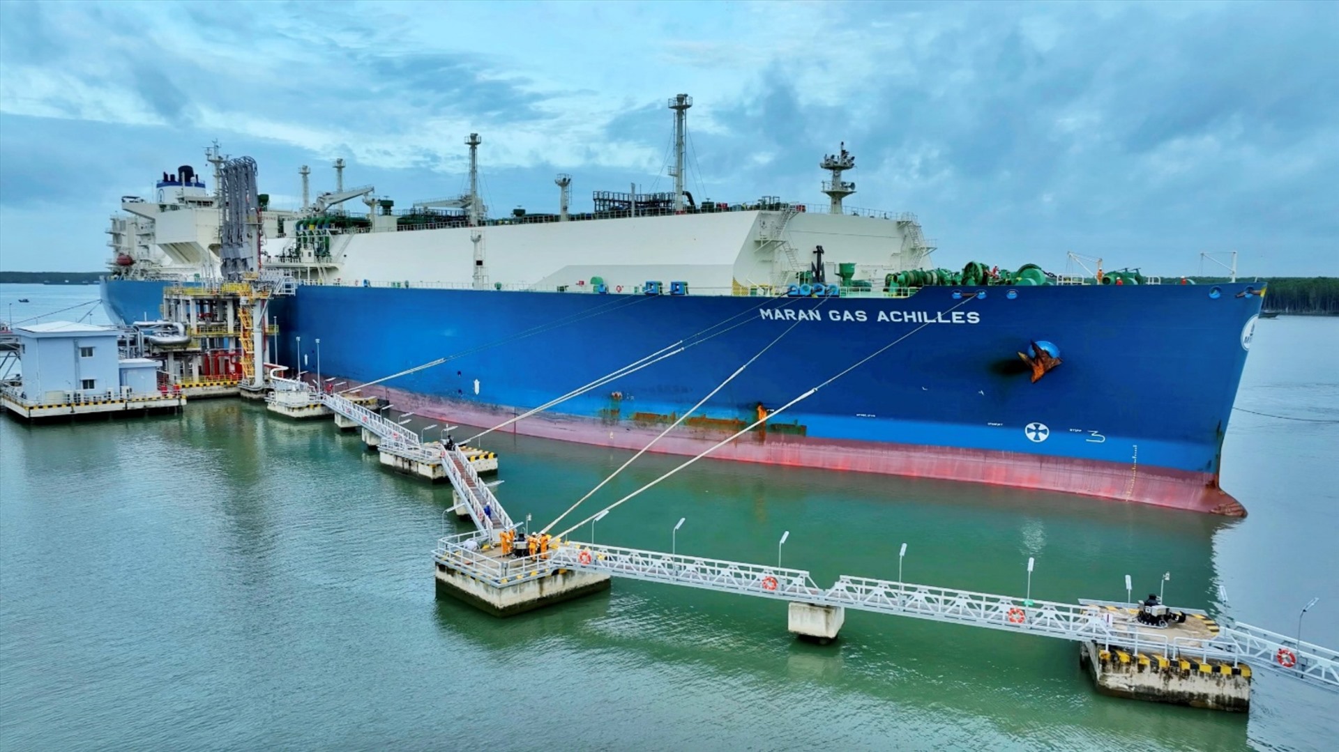 Thời điểm neo đậu cuối cùng của tàu Maran Gas Achilles tại Kho cảng LNG Thị Vải vào sáng ngày 17.7.2023 (Ảnh: PV GAS) 