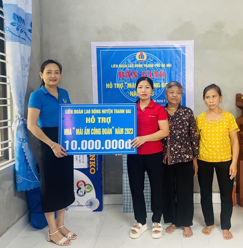 Liên đoàn Lao động huyện Thanh Oai trao hỗ trợ 10 triệu đồng cho gia đình chị Lê Thị Thu Hà. Ảnh: Thanh Ngà