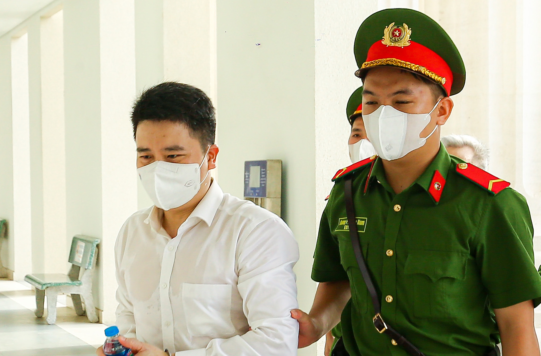 Cựu Phó Chủ tịch UBND tỉnh Quảng Nam - Trần Văn Tân bị dẫn giải vào phòng xét xử vụ chuyến bay giải cứu. Ảnh: Quang Việt