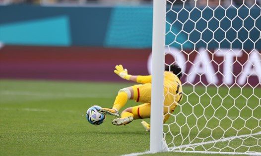 Thủ môn Kim Thanh cản phá thành công tình huống penalty của tuyển nữ Mỹ. Ảnh: Hoàng Công