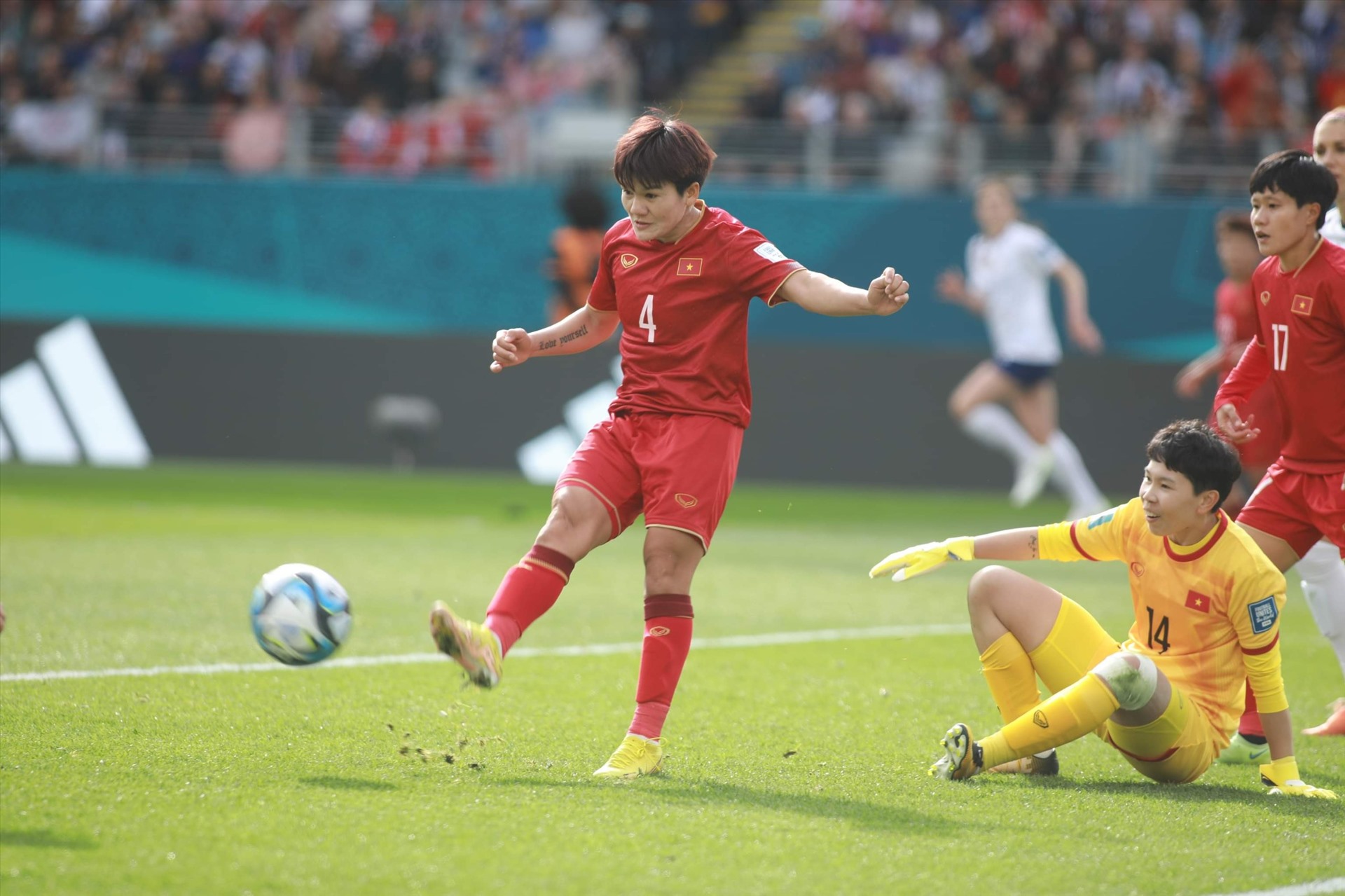 Bước sang hiệp 2, thế trận tiếp tục thuộc về đội tuyển nữ Mỹ. Tuy nhiên, Kim Thanh và đồng đội vẫn thi đấu phòng ngự chặt chẽ, chờ đợi cơ hội phản công.