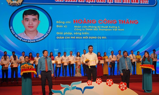 Lãnh đạo Tổng Liên đoàn Lao động Việt Nam trao bằng Lao động tập thể tặng 89 CNVCLĐ thành phố Hải Phòng. Ảnh: Mai Dung