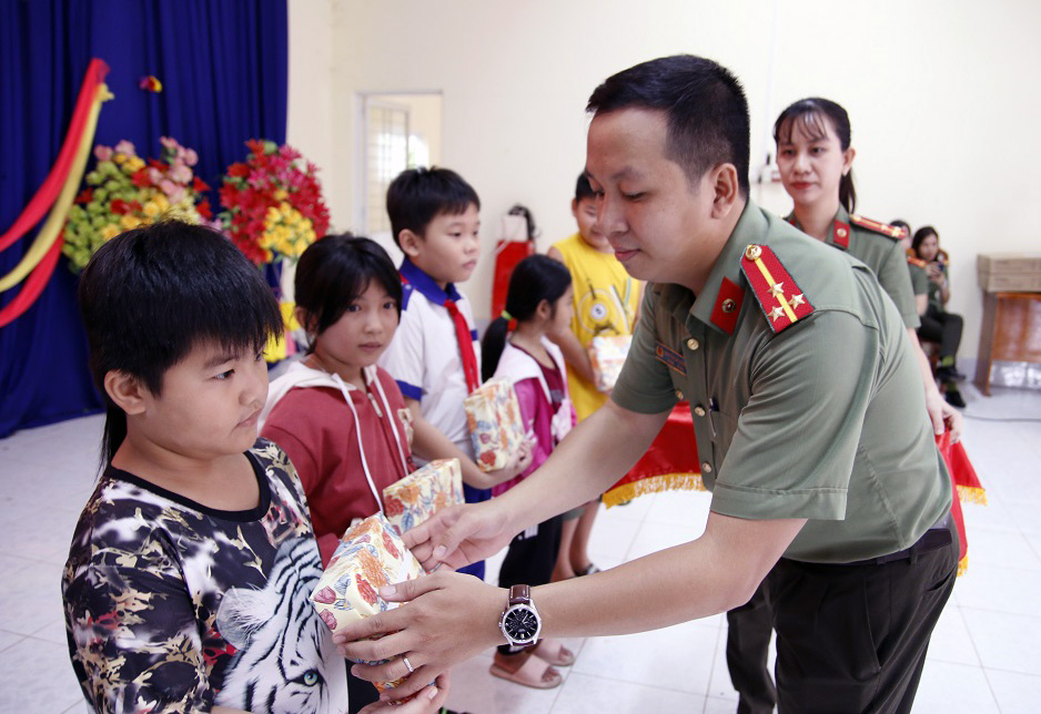 Ân cần trao tặng quà cho học sinh có hoàn cảnh khó khăn, vượt khó học giỏi. Ảnh: Nghiêm Túc