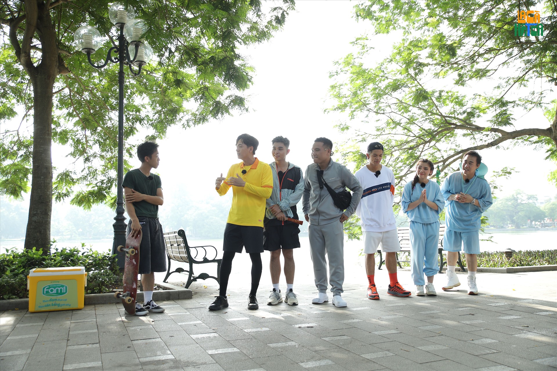 Các nghệ sĩ “La cà hát ca” có trải nghiệm thú vị ở thủ đô Hà Nội. Ảnh: Đông Tây. 