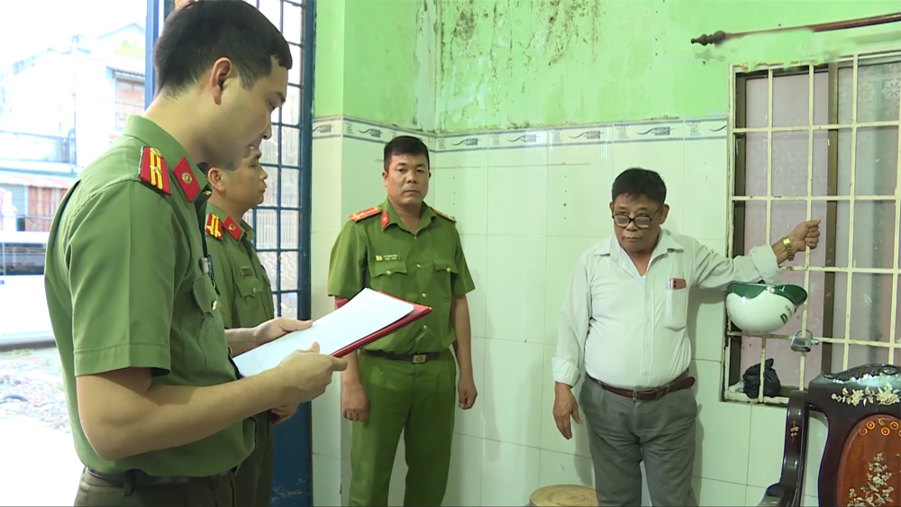Cơ quan An ninh điều tra Công an tỉnh Bắc Giang đọc quyết định khởi tố vụ án, khởi tố bị can Tạ Miên Linh. Ảnh: Vân Trường
