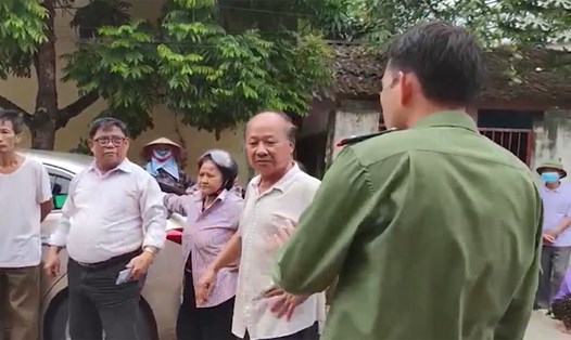 Bị can Tạ Miên Linh (đứng thứ 2 từ trái sang) trong một lần về "tư vấn pháp lý" cho người dân trên địa bàn tỉnh Bắc Giang. Ảnh: Công an cung cấp